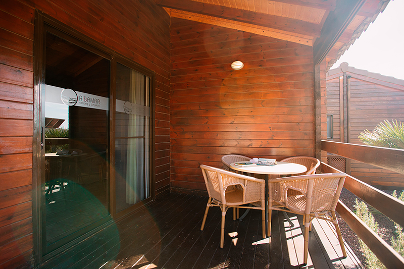 Exterior de bungalow de madera en Camping Ribamar, Alcossebre, Serra d'Irta