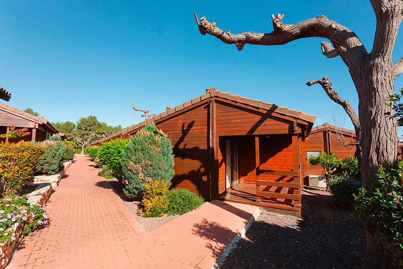 Exterior de bungalow de madera en Camping Ribamar, Alcossebre, Serra d'Irta
