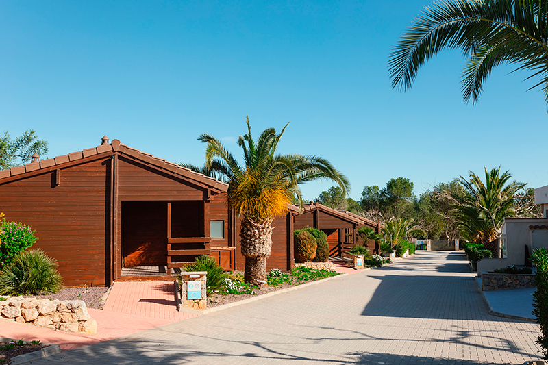 Exterior de bungalow de madera en Camping Ribamar, Alcossebre, Serra d'Irta