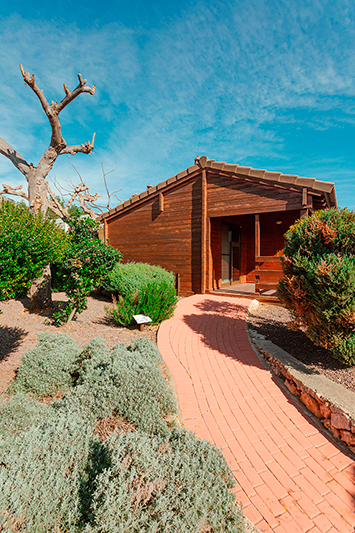 Exterior de bungalow de madera en Camping Ribamar, Alcossebre, Serra d'Irta