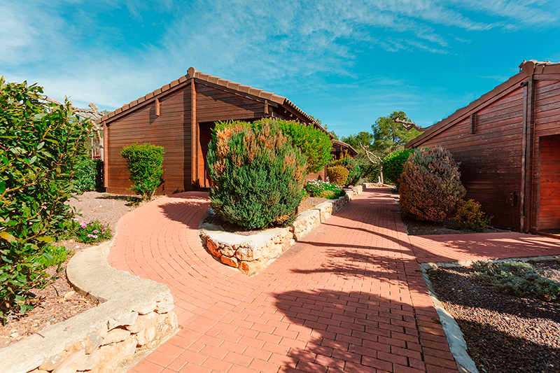 Exterior de bungalow de madera en Camping Ribamar, Alcossebre, Serra d'Irta
