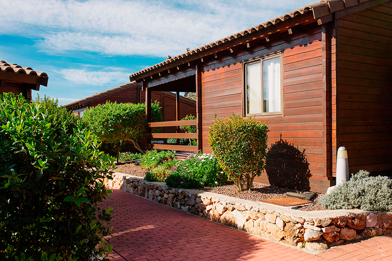 Exterior de bungalow de madera en Camping Ribamar, Alcossebre, Serra d'Irta