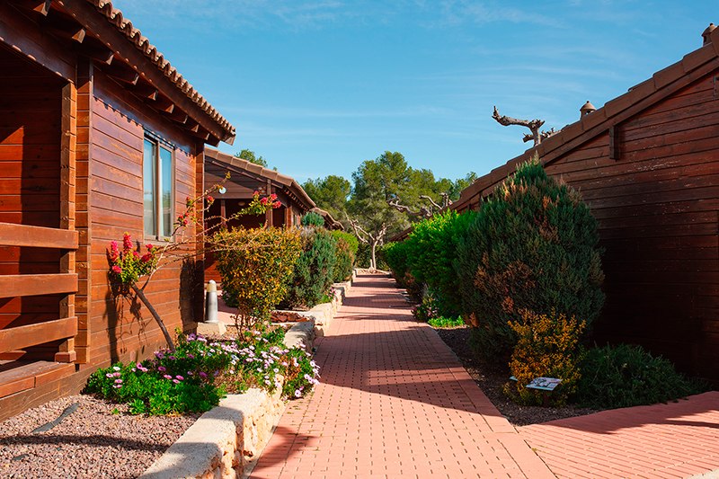 Exterior de bungalow de madera en Camping Ribamar, Alcossebre, Serra d'Irta