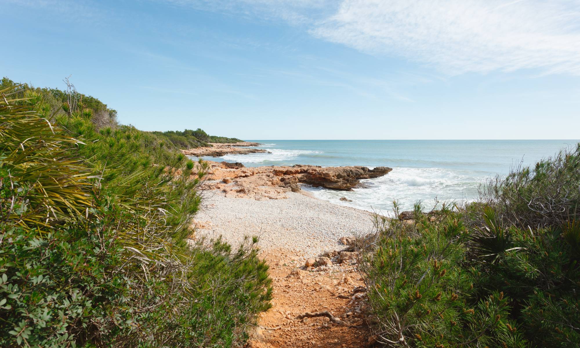 Sendero del Parque Natural Serra d'Irta con vistas al mar Mediterráneo desde el Camping Ribamar