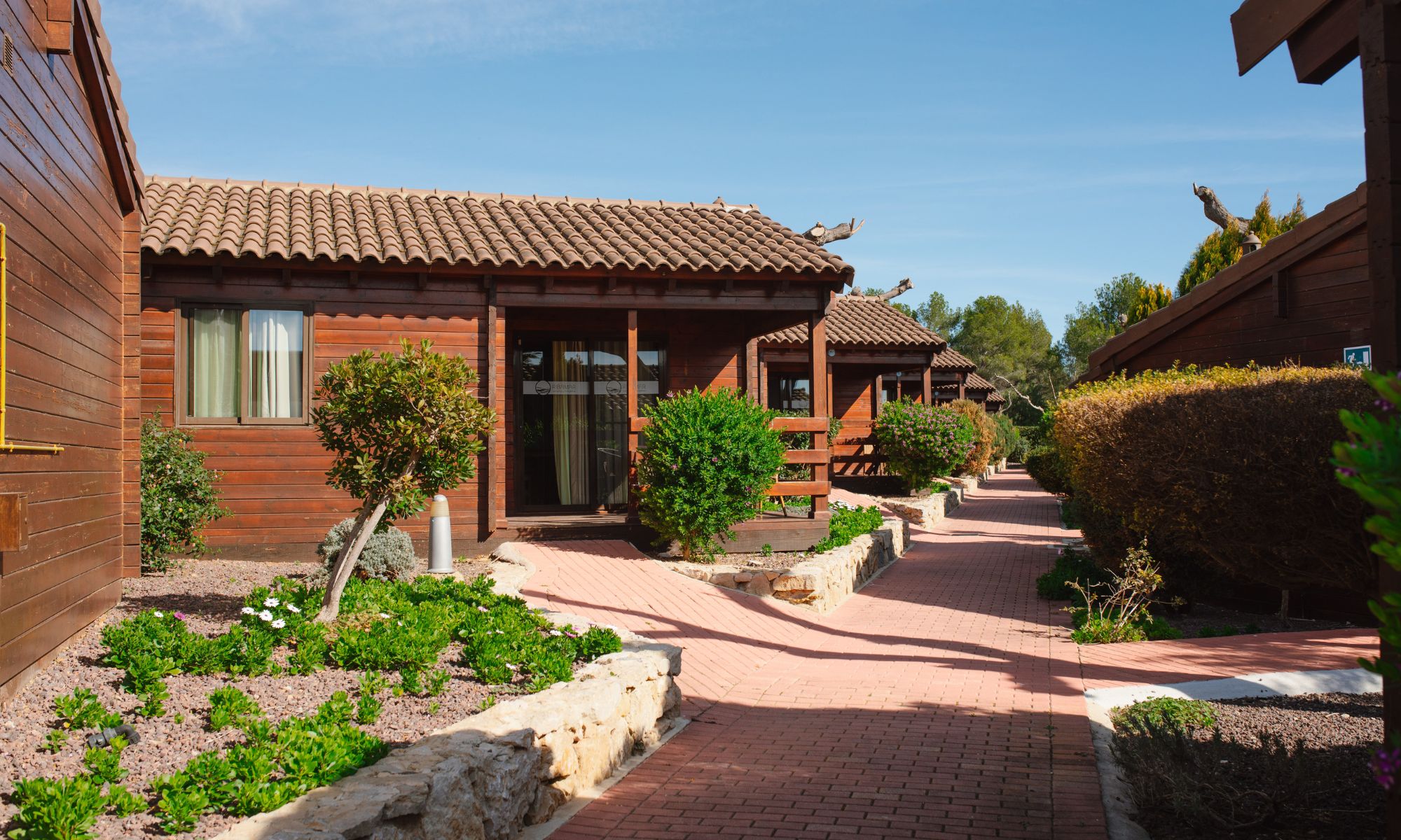 Bungalow de madera rodeado de pinos en el Camping Ribamar, Serra d'Irta