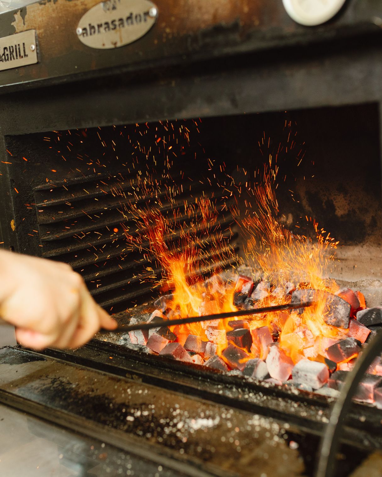 Técnica de brasa y ahumados en el Restaurante Abrasador La Taula d'Irta, Camping Ribamar