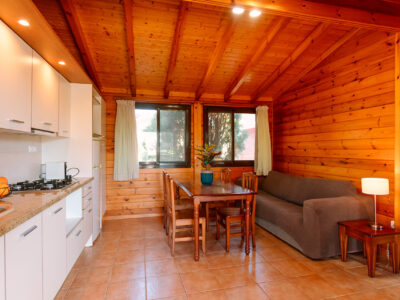 Interior de bungalow de madera en Camping Ribamar, Alcossebre, Serra d'Irta