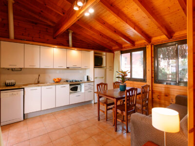 Interior de bungalow de madera en Camping Ribamar, Alcossebre, Serra d'Irta