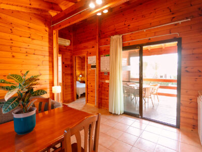 Interior de bungalow de madera en Camping Ribamar, Alcossebre, Serra d'Irta