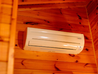Interior de bungalow de madera en Camping Ribamar, Alcossebre, Serra d'Irta