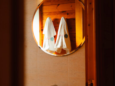 Interior de bungalow de madera en Camping Ribamar, Alcossebre, Serra d'Irta