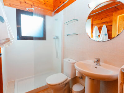 Interior de bungalow de madera en Camping Ribamar, Alcossebre, Serra d'Irta
