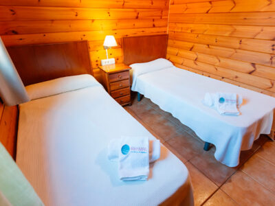 Interior de bungalow de madera en Camping Ribamar, Alcossebre, Serra d'Irta