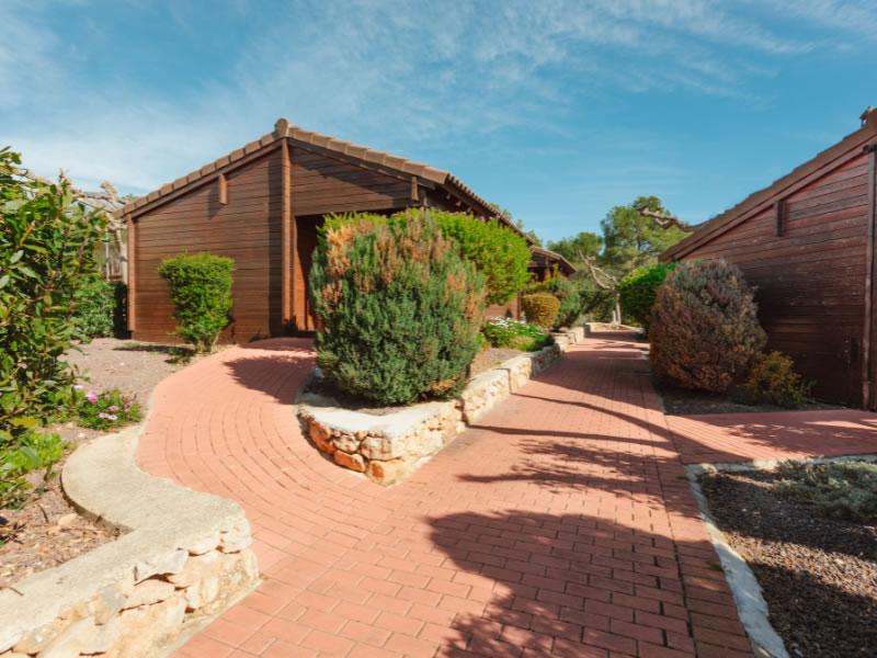 Bungalow de madera en el Parque Natural Serra d'Irta, Camping Ribamar Alcossebre