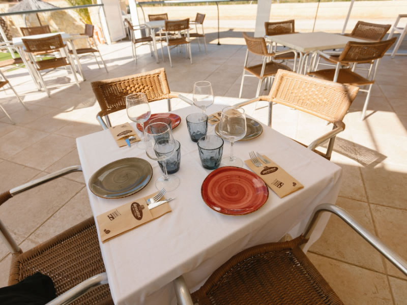 Terraza del Restaurante Abrasador La Taula d'Irta junto al Camping Ribamar, Serra d'Irta