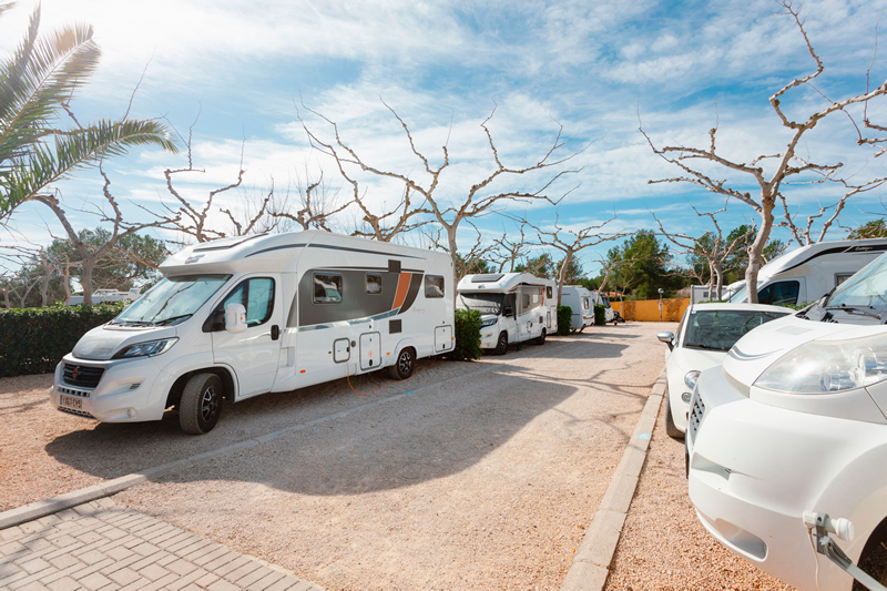 Parcela de 90/100 m² para autocaravana en el Parque Natural Serra d'Irta, Camping Ribamar