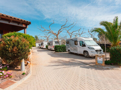 Parcela de 90/100 m² para autocaravana en el Parque Natural Serra d'Irta, Camping Ribamar