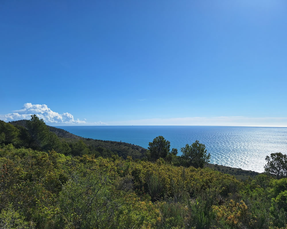 Paisaje del Parque Natural Serra d'Irta con vistas al Mar Mediterráneo desde el Camping Ribamar