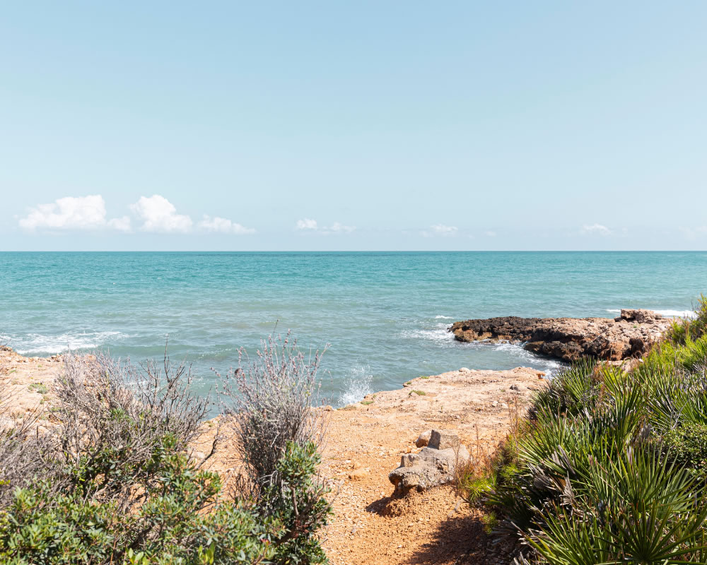Cala mediterránea de aguas cristalinas a 5 minutos del Camping Ribamar, Alcossebre